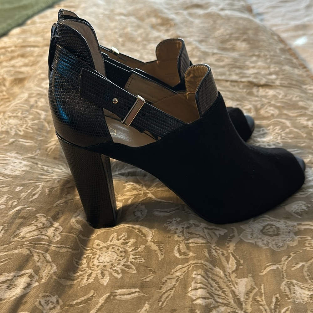 NWOT 8M gorgeous, and Taylor suede heels. Never worn. I do not have the box.